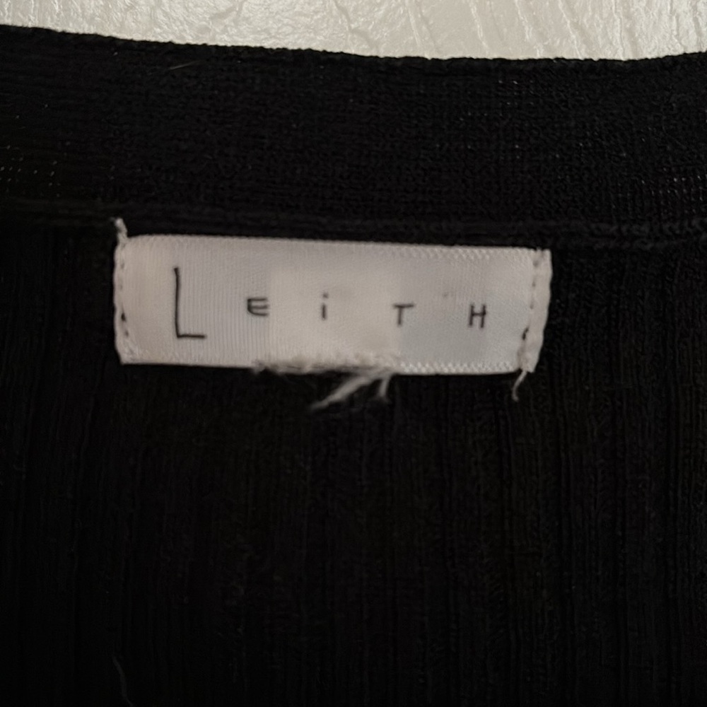 Leith Ribbed V Neck Top - Picture 4 of 5
